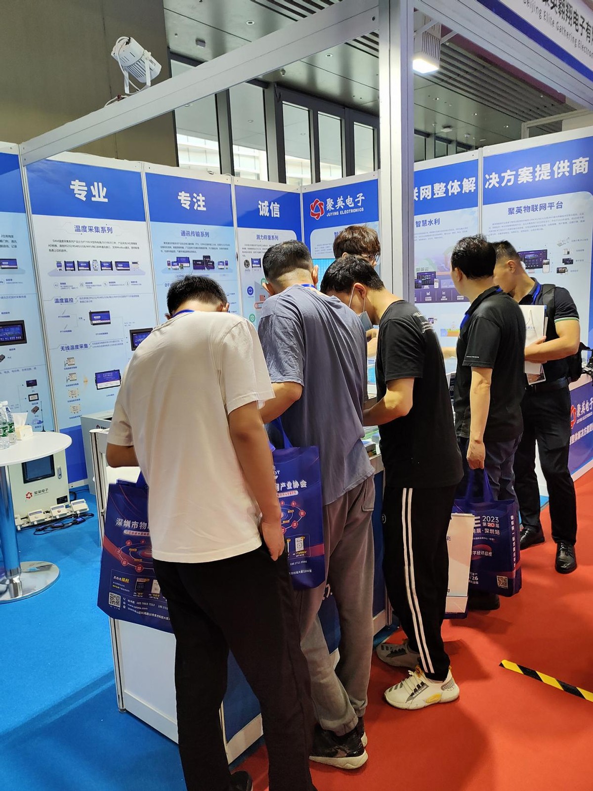 聚英電子熱情接待中 聚英電子熱情接待中