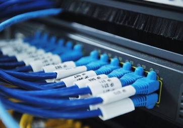 如何有效管理主機托管數據中心硬件？